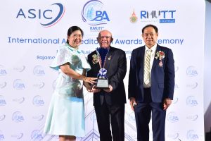 คณะบริหารธุรกิจ มทร.ธัญบุรี ได้รับเกียรติจาก Dr.Maurice Kenneth Dimmock, ASIC Chairman จาก ASIC, UK และคณะ มอบรางวัลให้กับคณะบริหารธุรกิจและคณาจารย์จากหลักสูตรต่าง ๆ ที่ได้รับการรับรองมาตรฐานทั้ง 9 หลักสูตร คือ 1. B.B.A. (Marketing) 2. B.B.A. (Management) 3. B.B.A. (Business Computer) 4. B.B.A. (Finance) 5. B.B.A. (International Business Administration) 6. B.B.A. (Logistic and Supply Chain Management) 7. B.ACC. 8. B.Econ. และ 9. B.B.A. (International Program) ขณะเดียวกันยังมอบอีก 2 รางวัลพิเศษ คือ รางวัล Entrepreneurship and Innovation และรางวัล Research and Development Capacity Building ร่วมด้วย ณ หอประชุมราชมงคล มทร.ธัญบุรี