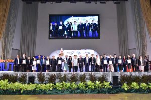 คณะบริหารธุรกิจ มทร.ธัญบุรี ได้รับเกียรติจาก Dr.Maurice Kenneth Dimmock, ASIC Chairman จาก ASIC, UK และคณะ มอบรางวัลให้กับคณะบริหารธุรกิจและคณาจารย์จากหลักสูตรต่าง ๆ ที่ได้รับการรับรองมาตรฐานทั้ง 9 หลักสูตร คือ 1. B.B.A. (Marketing) 2. B.B.A. (Management) 3. B.B.A. (Business Computer) 4. B.B.A. (Finance) 5. B.B.A. (International Business Administration) 6. B.B.A. (Logistic and Supply Chain Management) 7. B.ACC. 8. B.Econ. และ 9. B.B.A. (International Program) ขณะเดียวกันยังมอบอีก 2 รางวัลพิเศษ คือ รางวัล Entrepreneurship and Innovation และรางวัล Research and Development Capacity Building ร่วมด้วย ณ หอประชุมราชมงคล มทร.ธัญบุรี