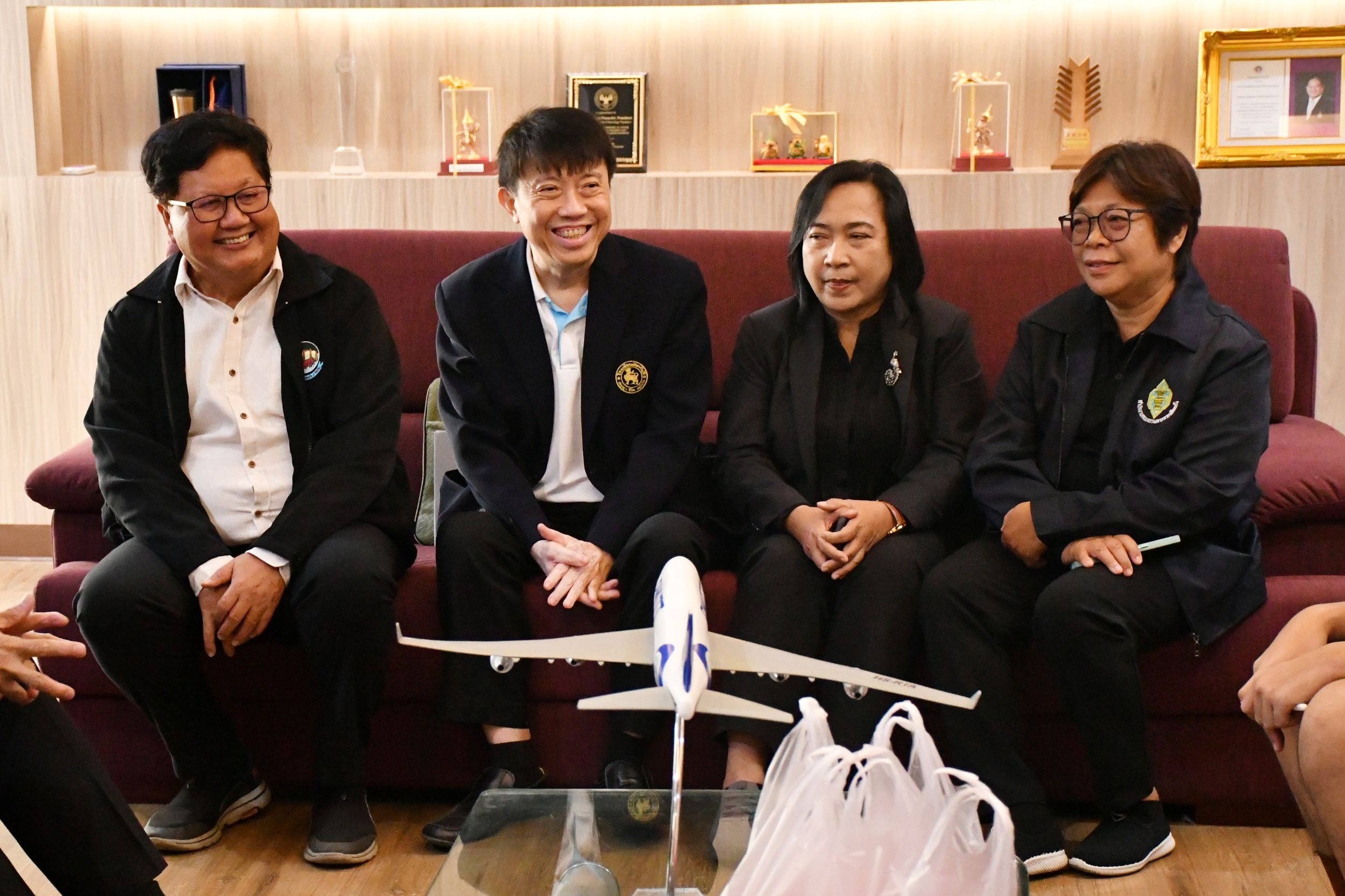 ให้การต้อนรับ คณะผู้บริหาร ครู และนักเรียนโร_04