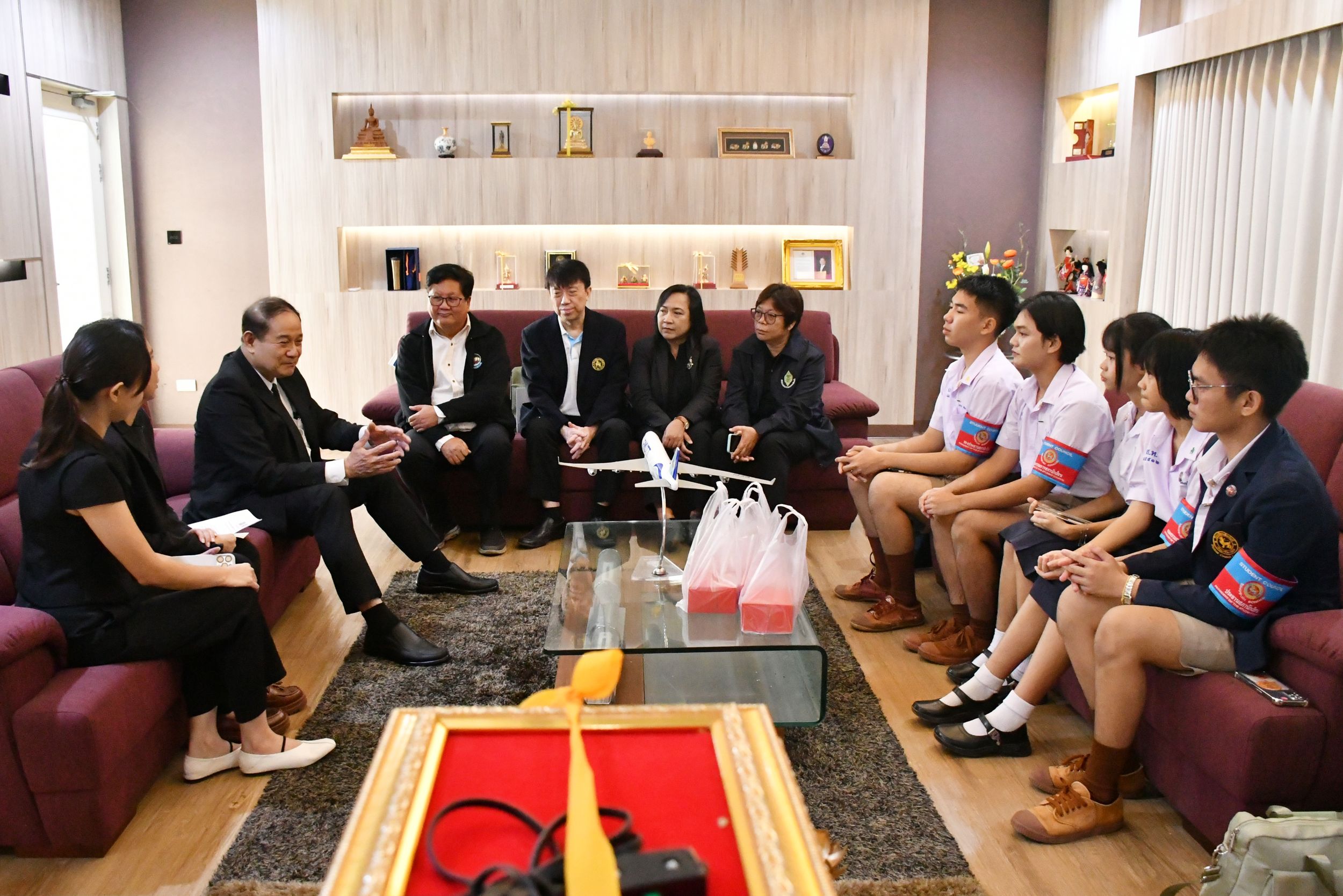 ให้การต้อนรับ คณะผู้บริหาร ครู และนักเรียนโร_08