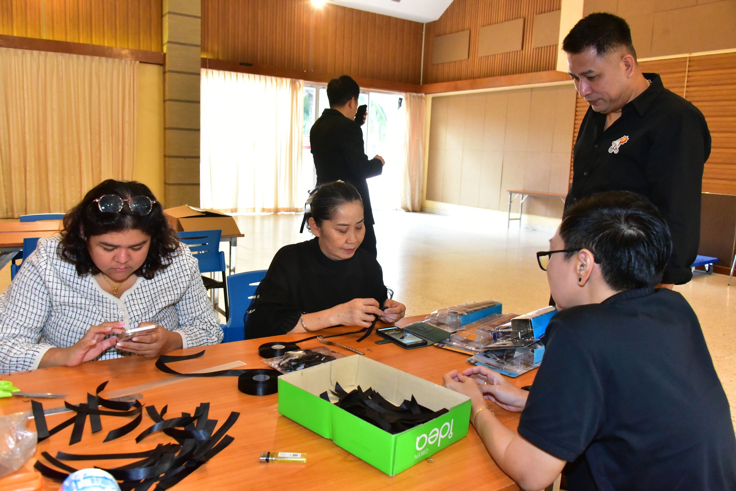 20251105 ร่วมประดิษฐ์ริบบิ้นดำ