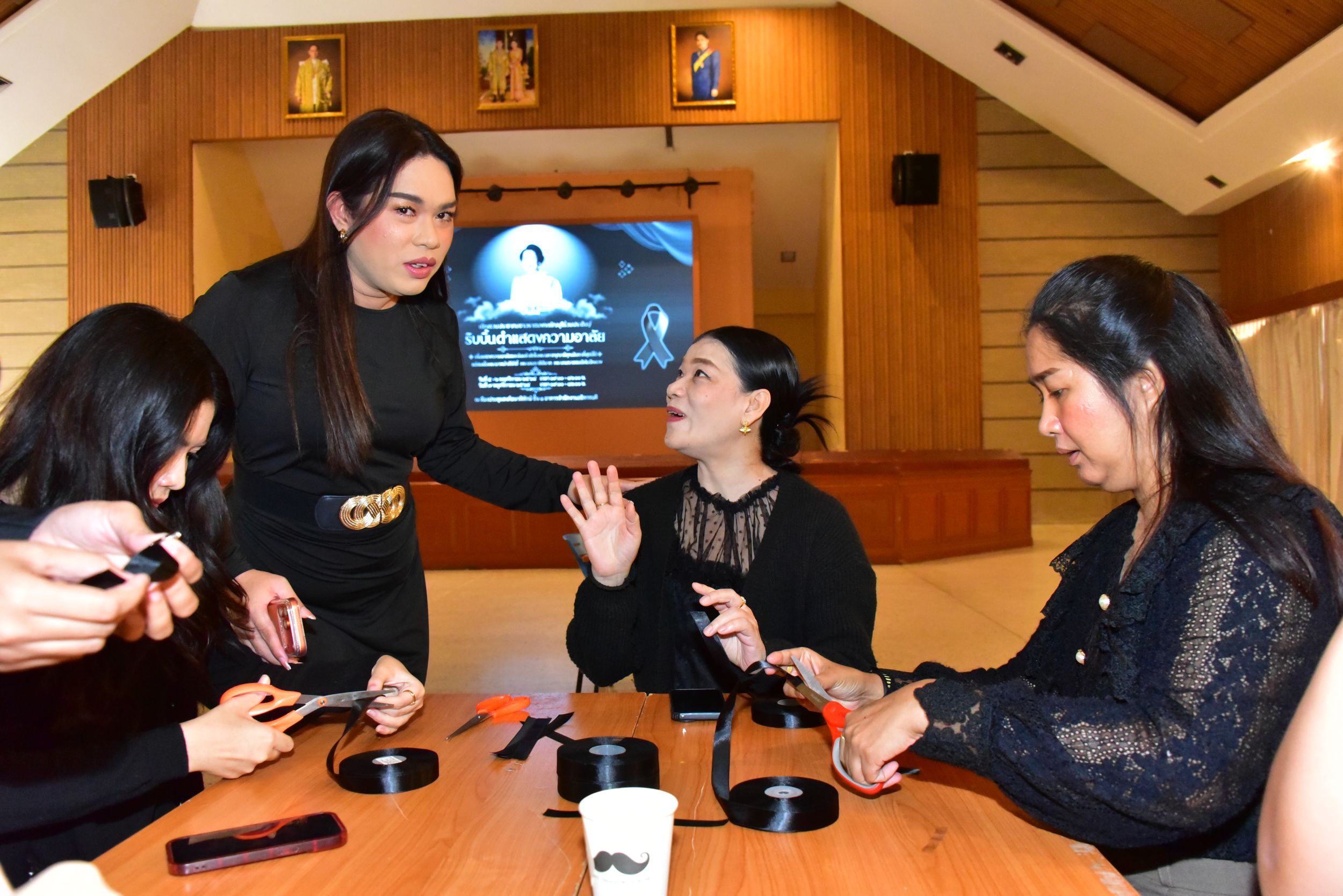 20251105 ร่วมประดิษฐ์ริบบิ้นดำ_06