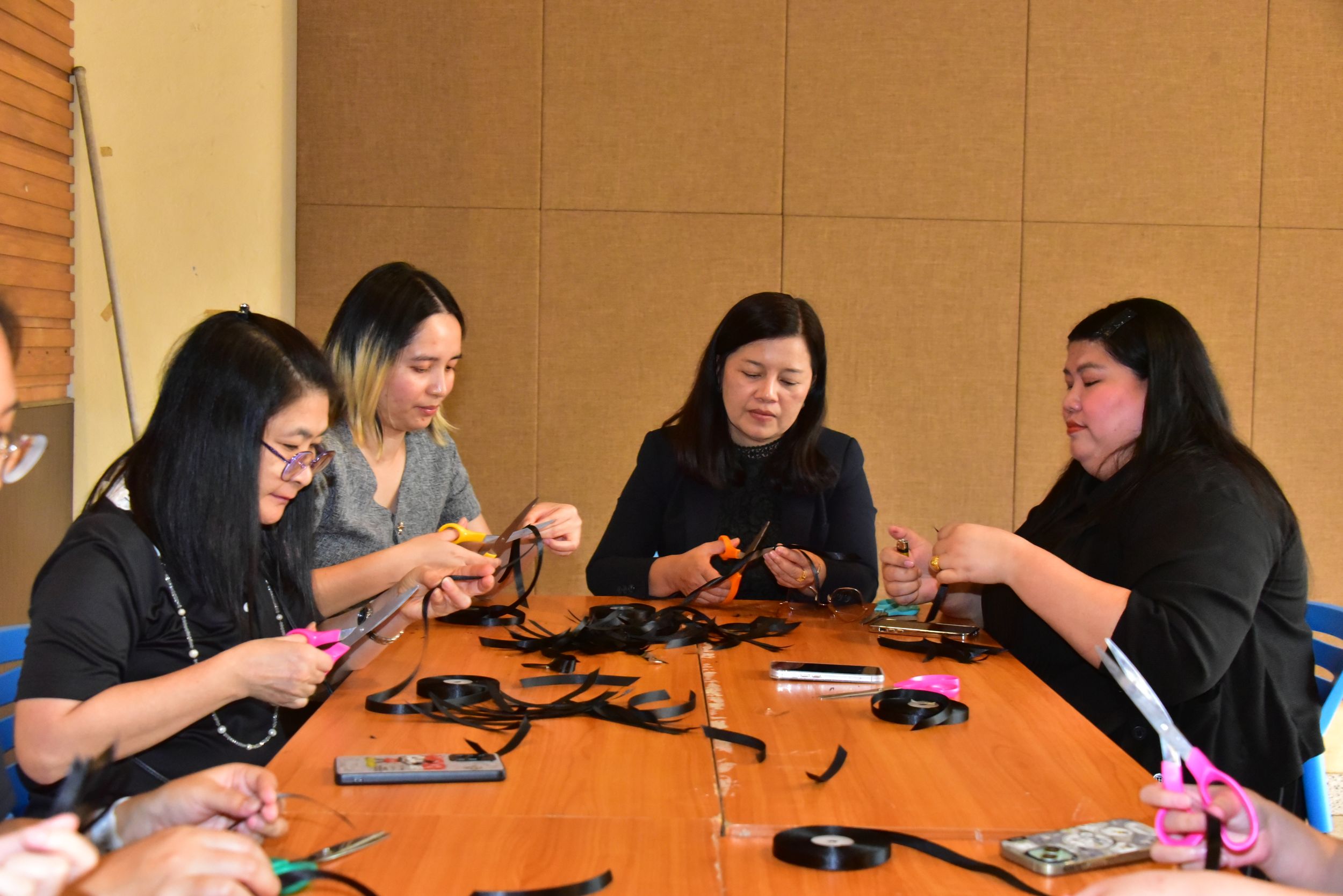 20251105 ร่วมประดิษฐ์ริบบิ้นดำ_118