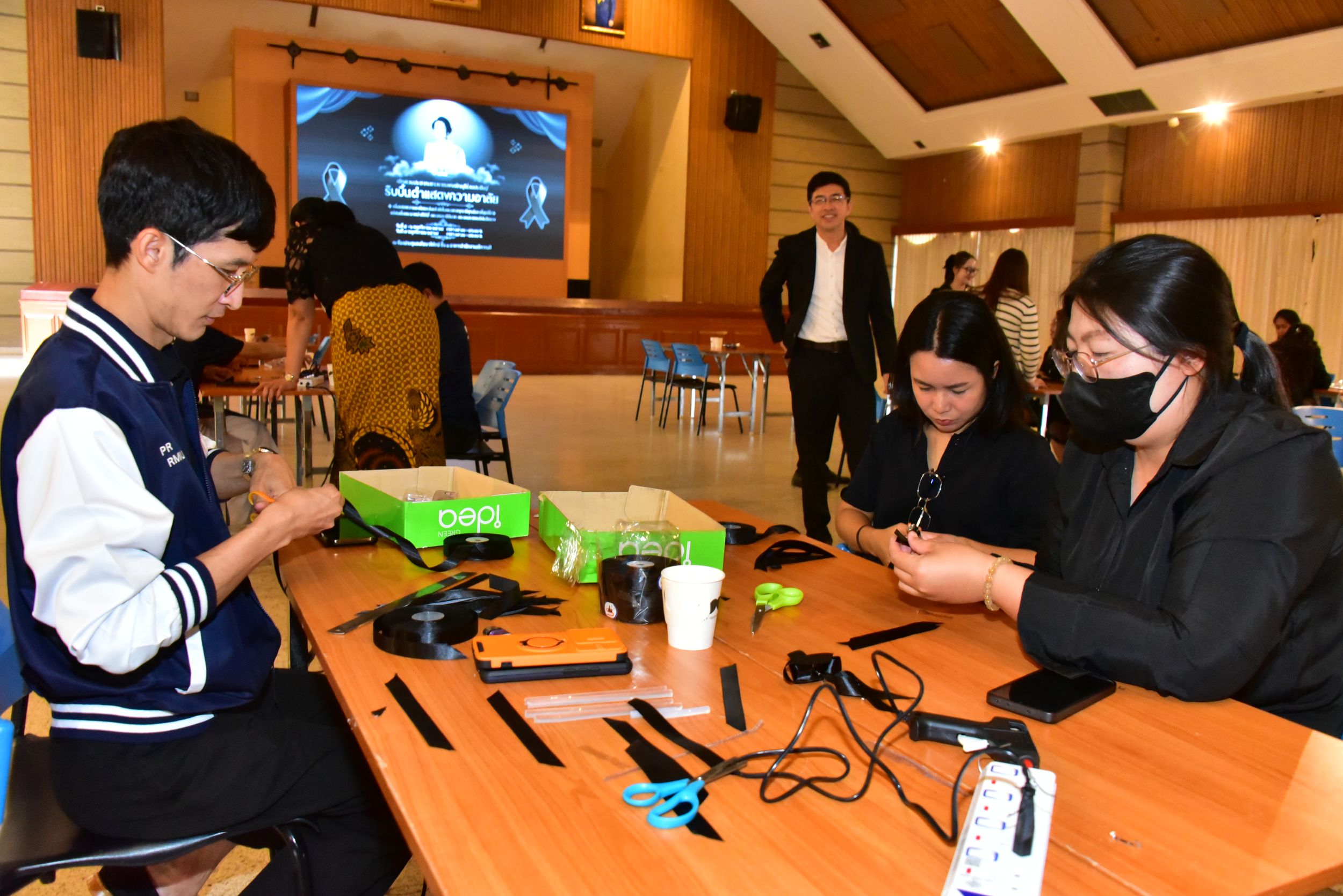 20251105 ร่วมประดิษฐ์ริบบิ้นดำ_14