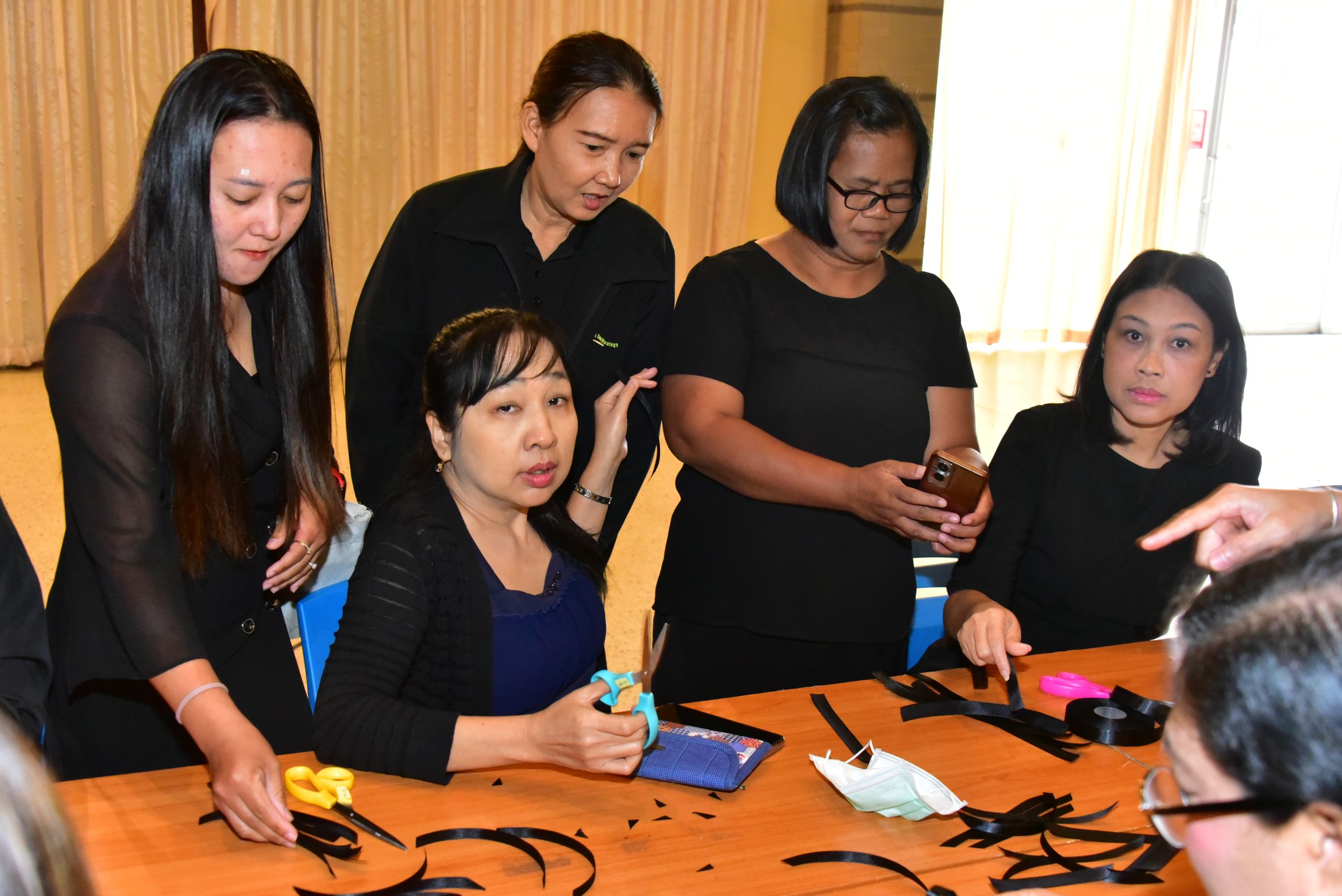 20251105 ร่วมประดิษฐ์ริบบิ้นดำ_59