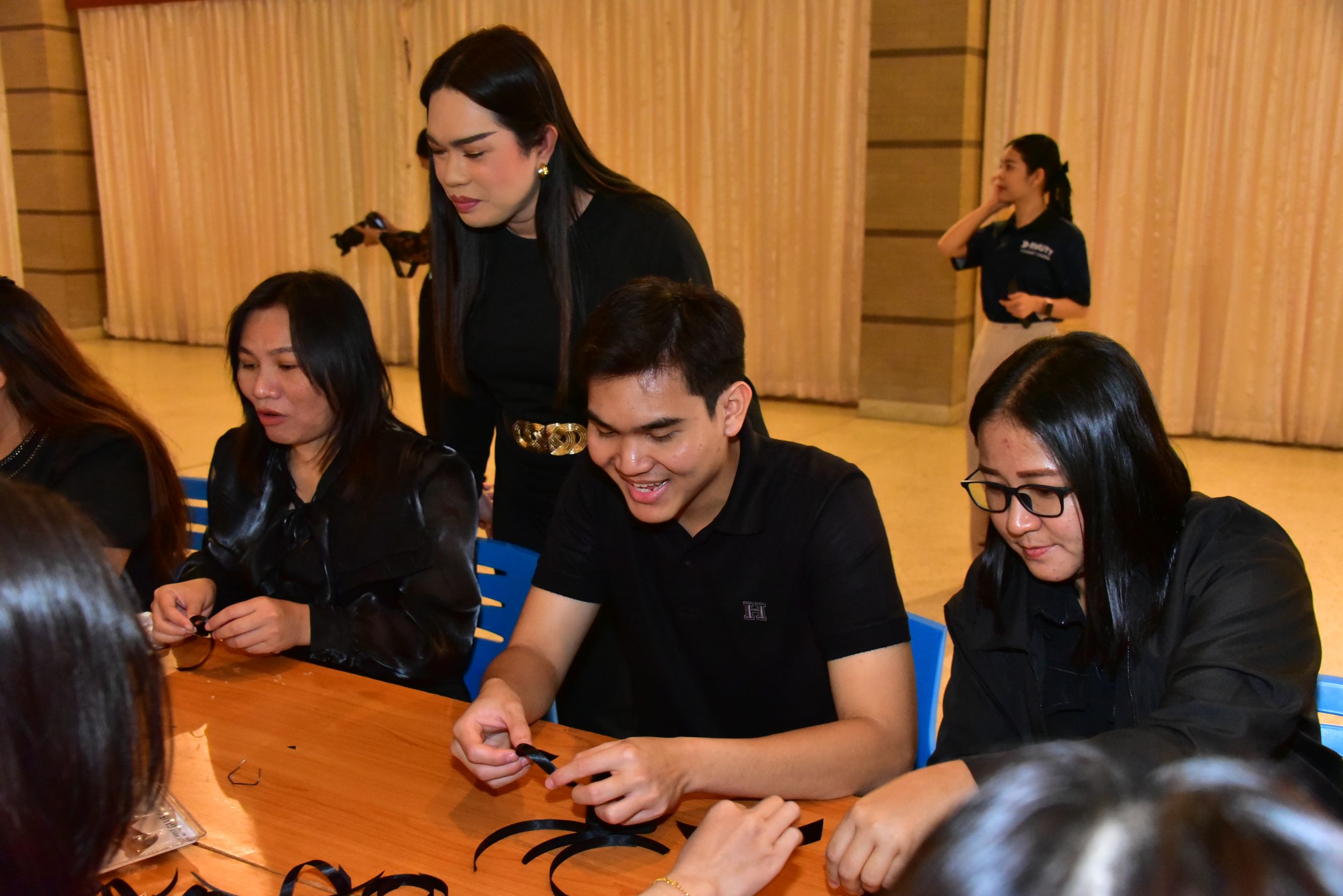 20251105 ร่วมประดิษฐ์ริบบิ้นดำ_60