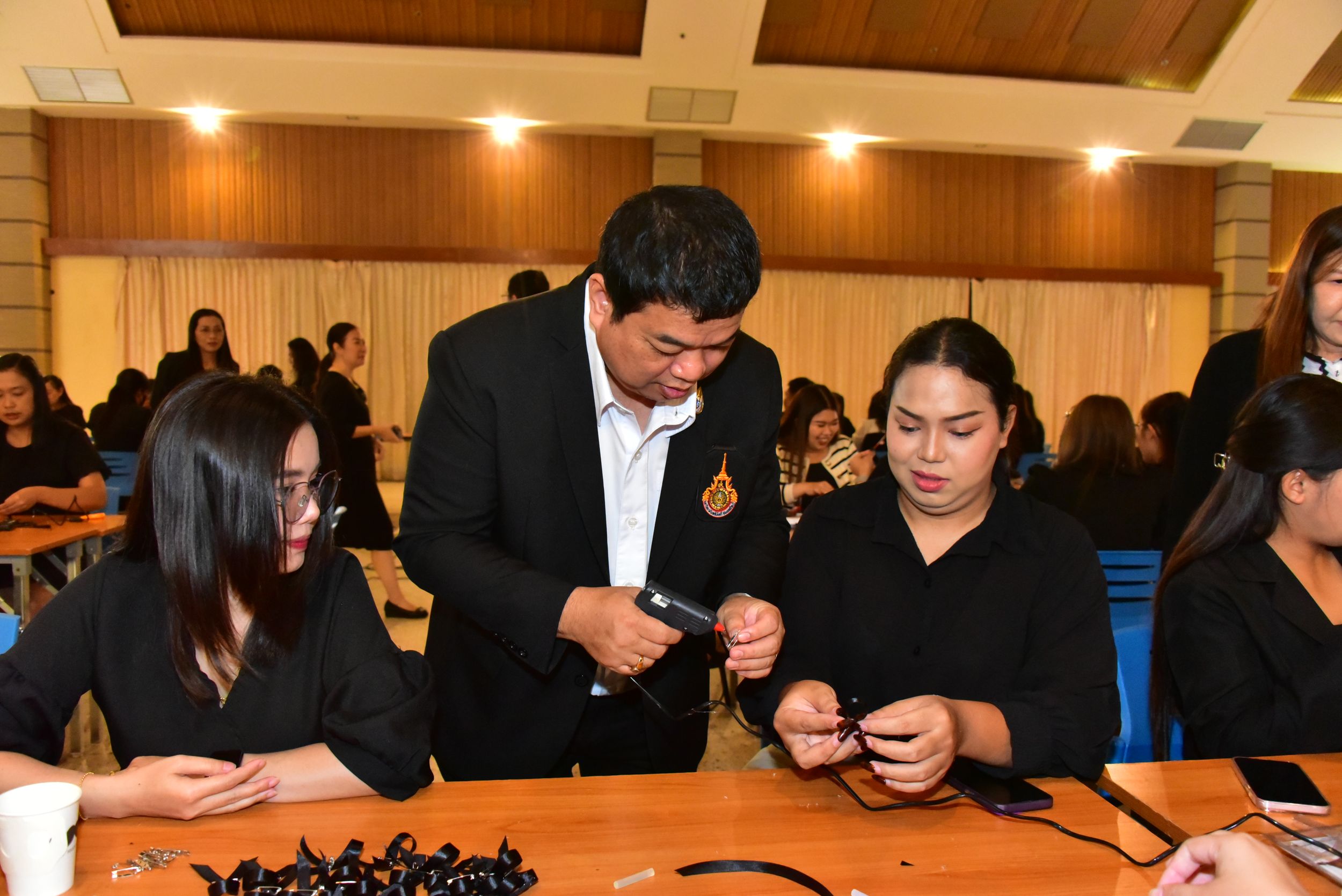 20251105 ร่วมประดิษฐ์ริบบิ้นดำ_69