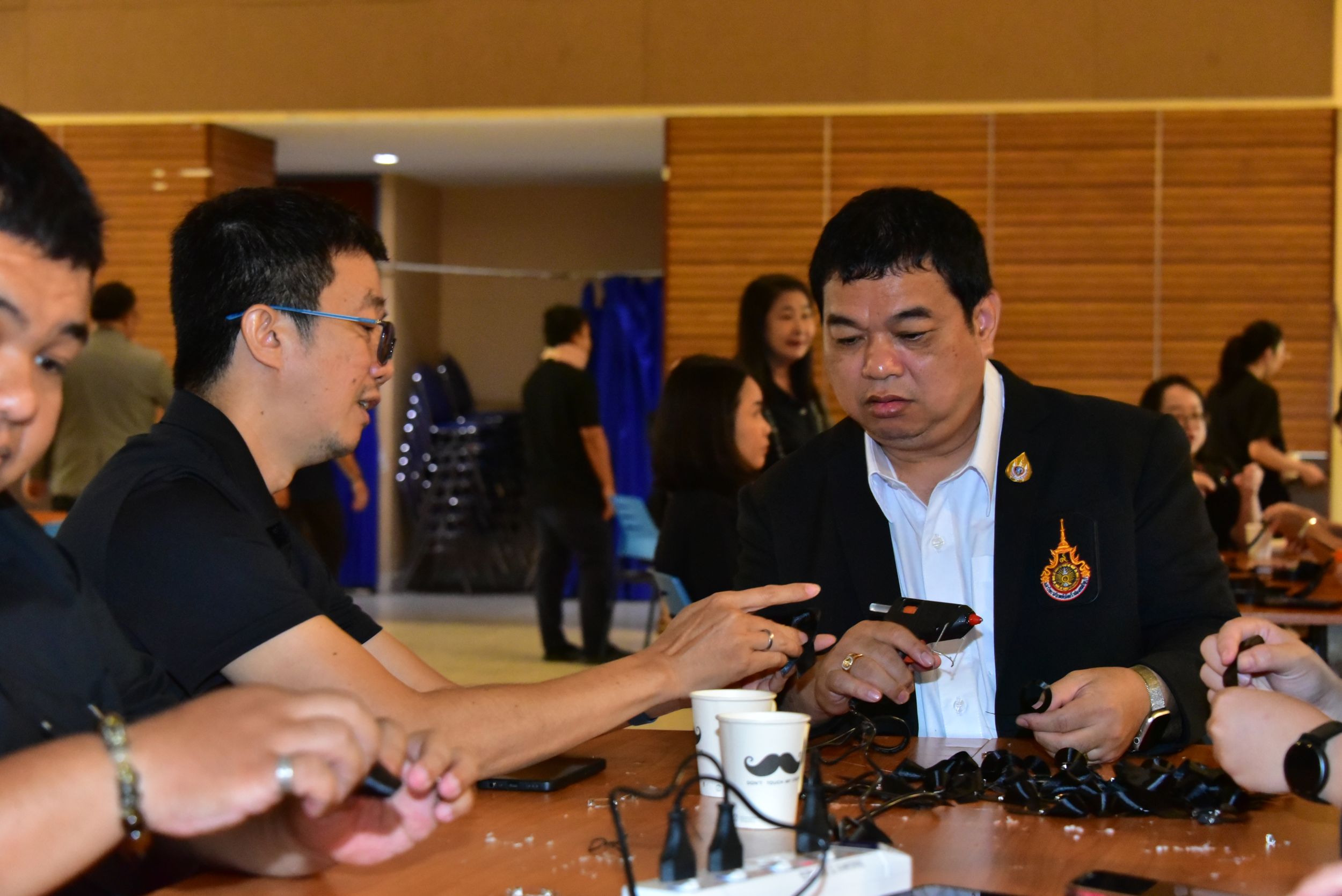 20251105 ร่วมประดิษฐ์ริบบิ้นดำ_76