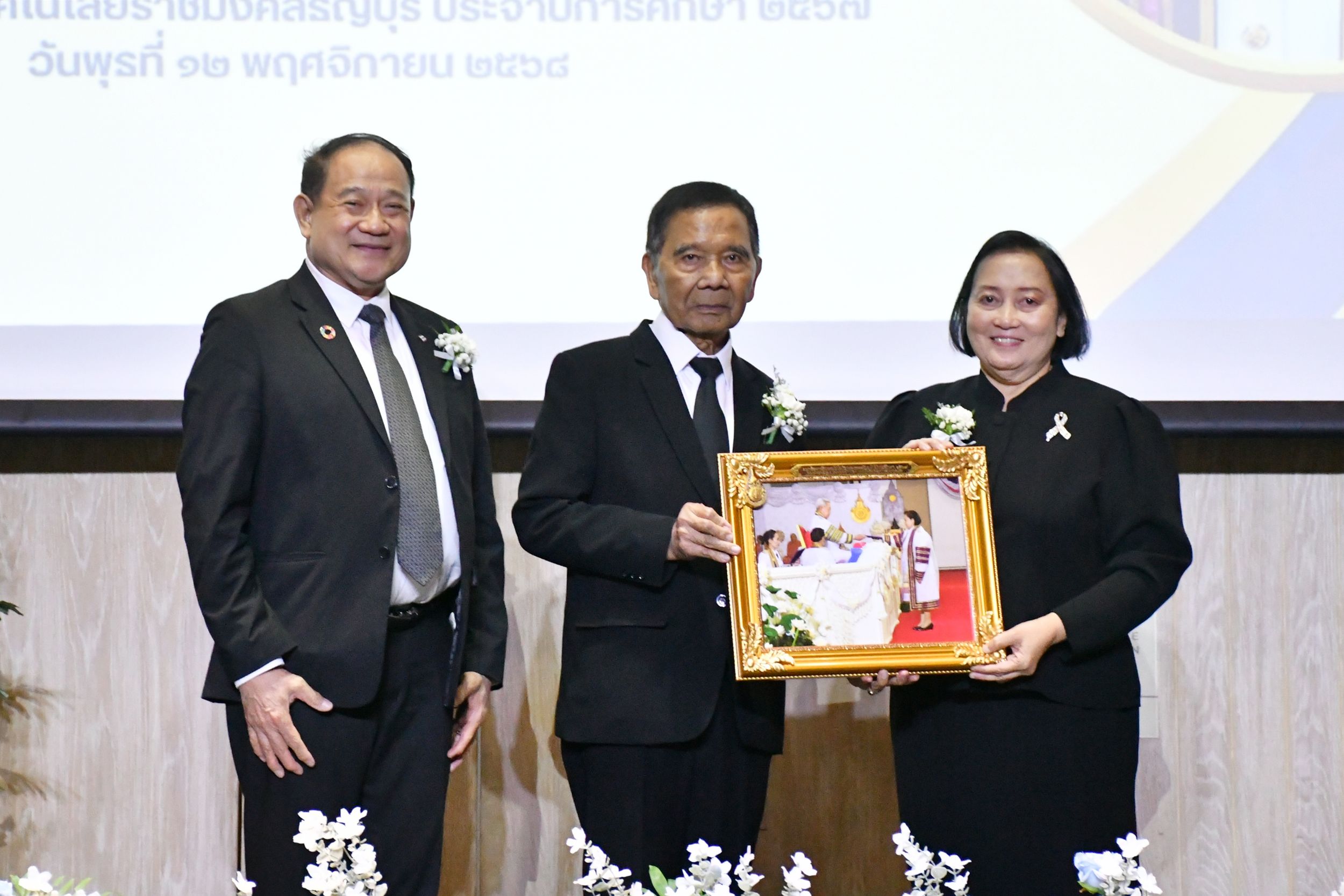 ร่วมแสดงความยินดีกับบัณฑิตกิตติมศักดิ์ _07