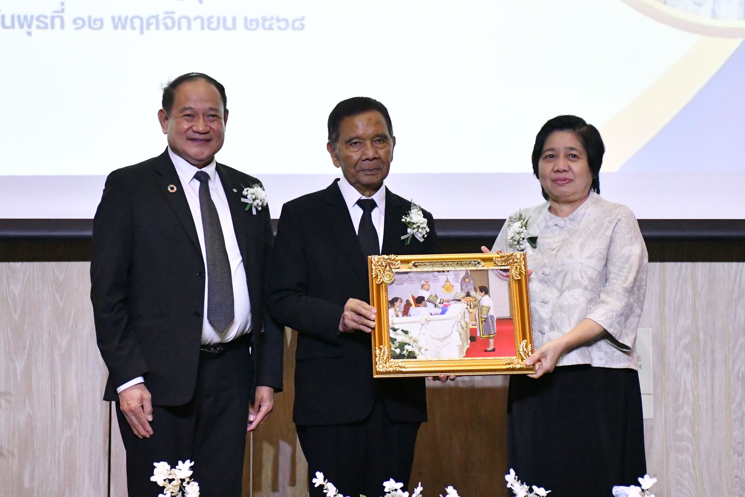 ร่วมแสดงความยินดีกับบัณฑิตกิตติมศักดิ์ _08