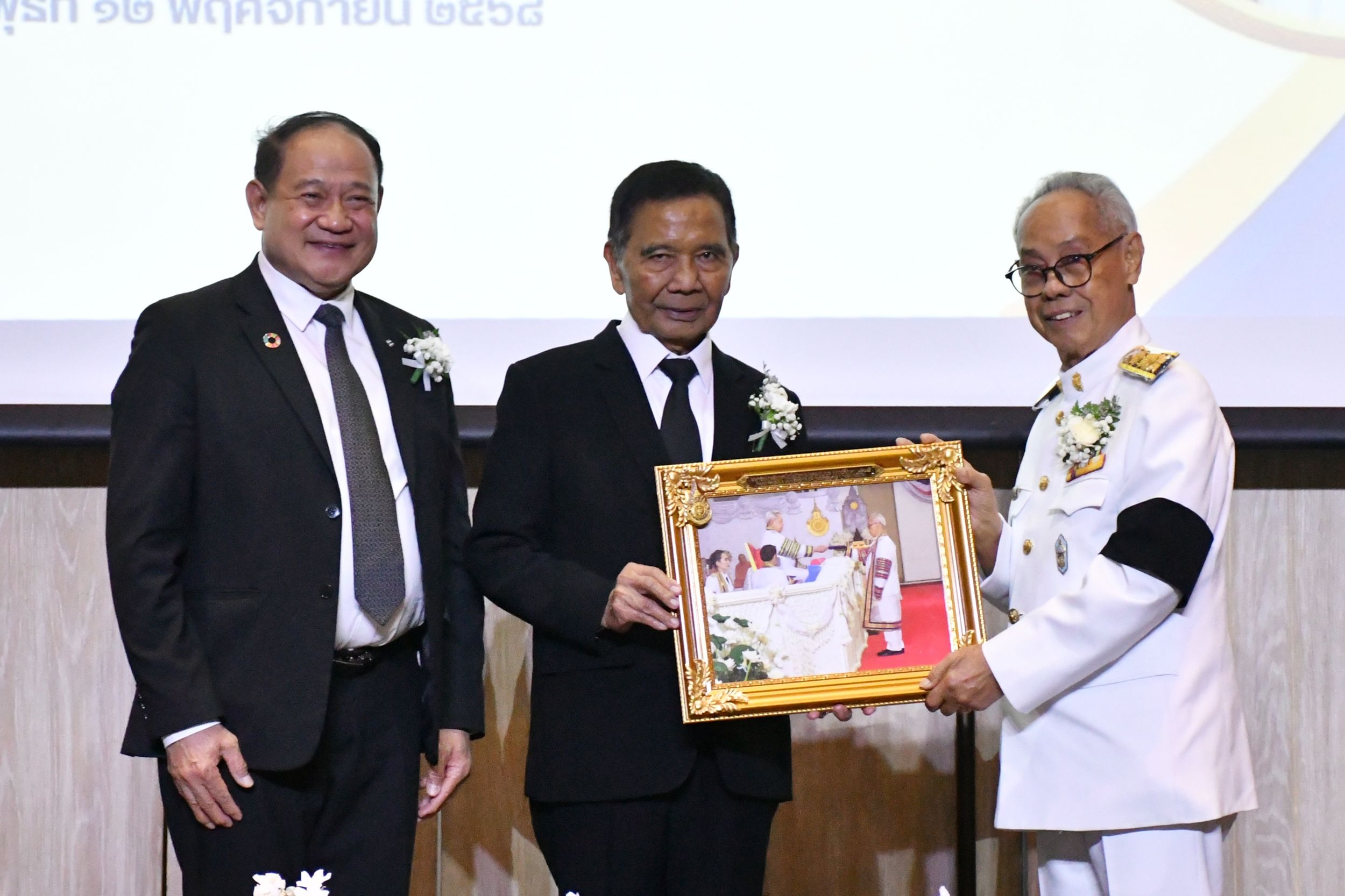 ร่วมแสดงความยินดีกับบัณฑิตกิตติมศักดิ์ _09