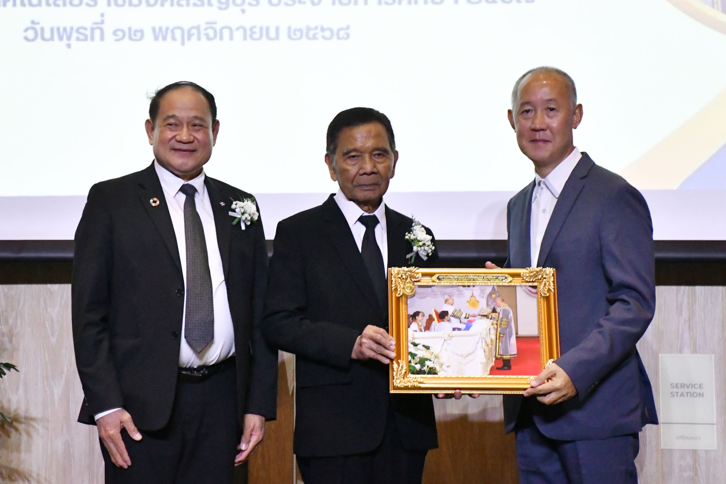 ร่วมแสดงความยินดีกับบัณฑิตกิตติมศักดิ์ _10