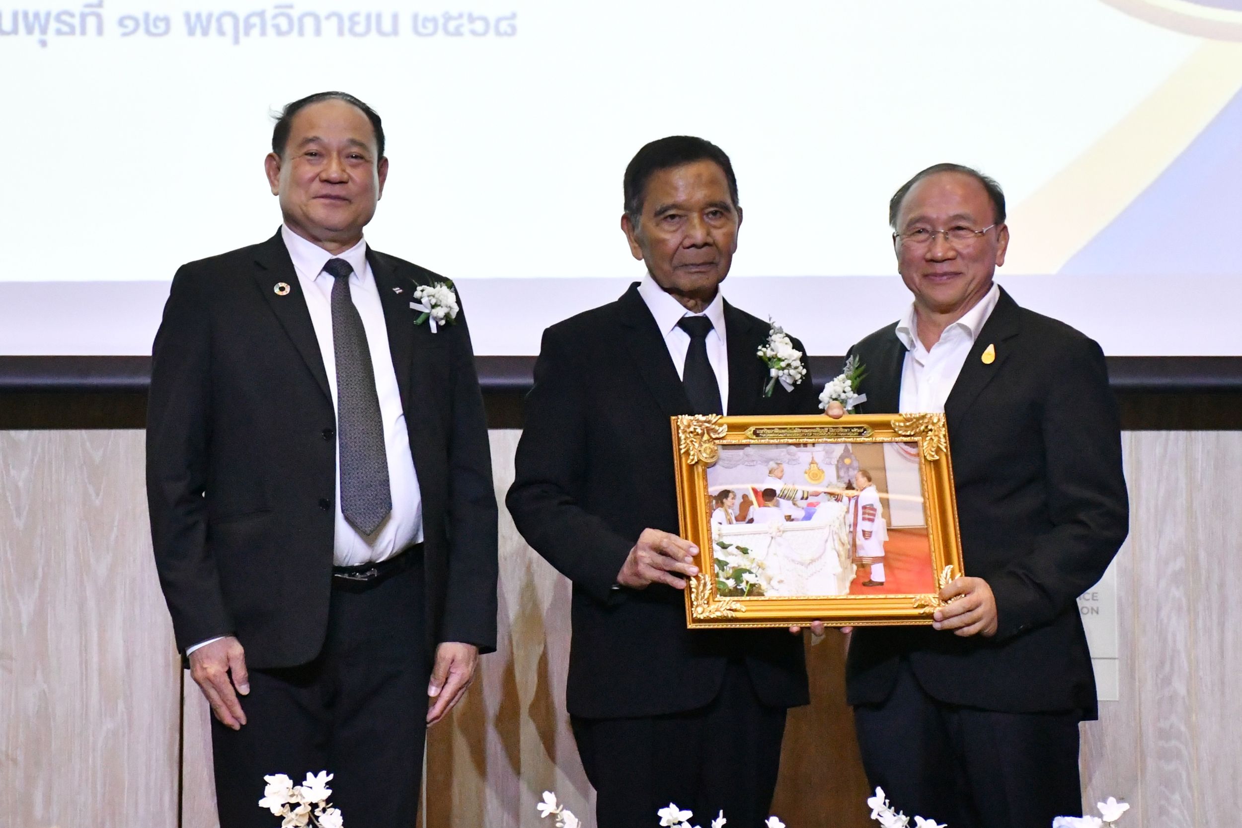 ร่วมแสดงความยินดีกับบัณฑิตกิตติมศักดิ์ _13