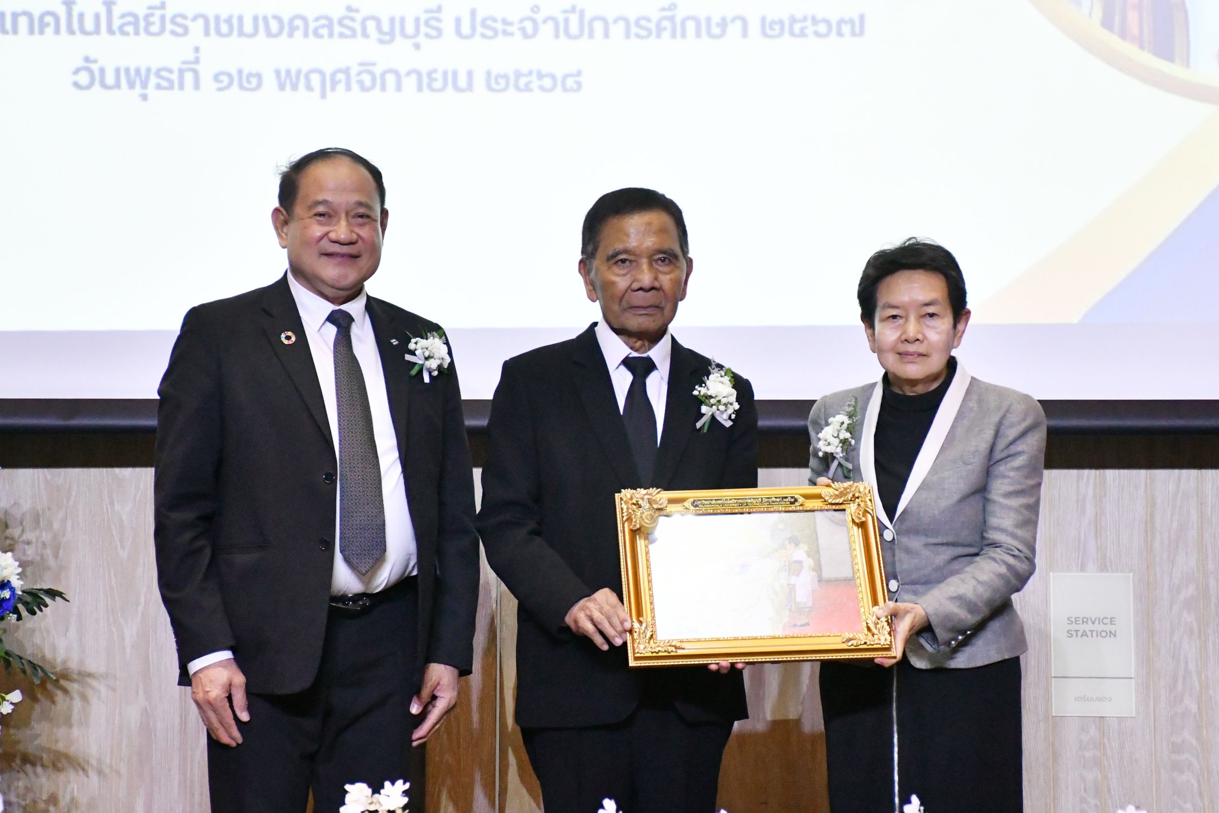 ร่วมแสดงความยินดีกับบัณฑิตกิตติมศักดิ์ _14