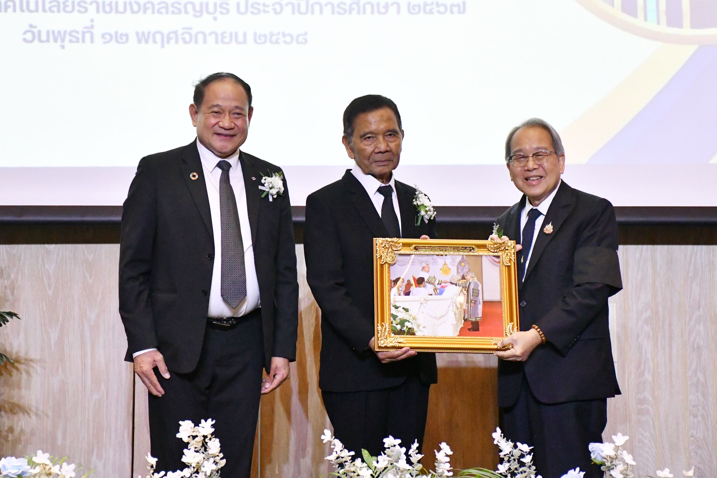 ร่วมแสดงความยินดีกับบัณฑิตกิตติมศักดิ์ _15