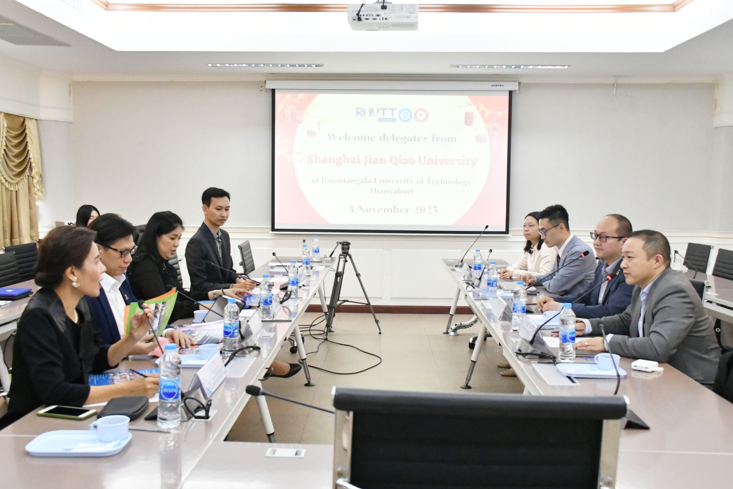 ให้การต้อนรับ Shanghai Jian Qiao University_09