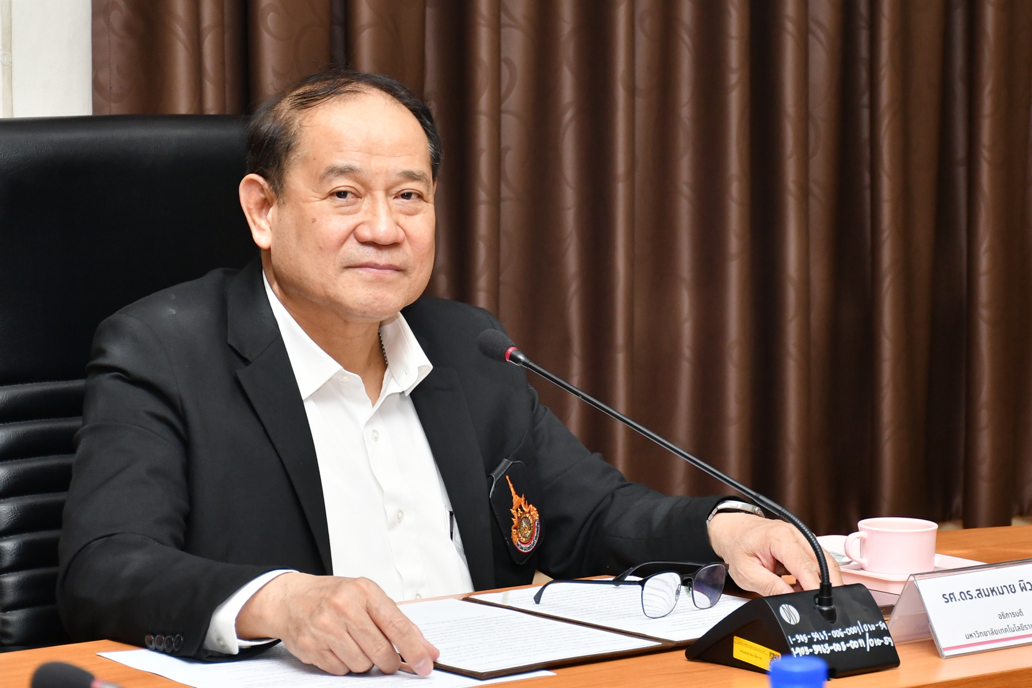 รศ.ดร.สมหมาย ผิวสอาด อธิการบดีมหาวิทยาลัยเทคโนโลยีราชมงคลธัญบุรี ขณะเป็นประธานในพิธีลงนามบันทึกความเข้าใจ (MOU)