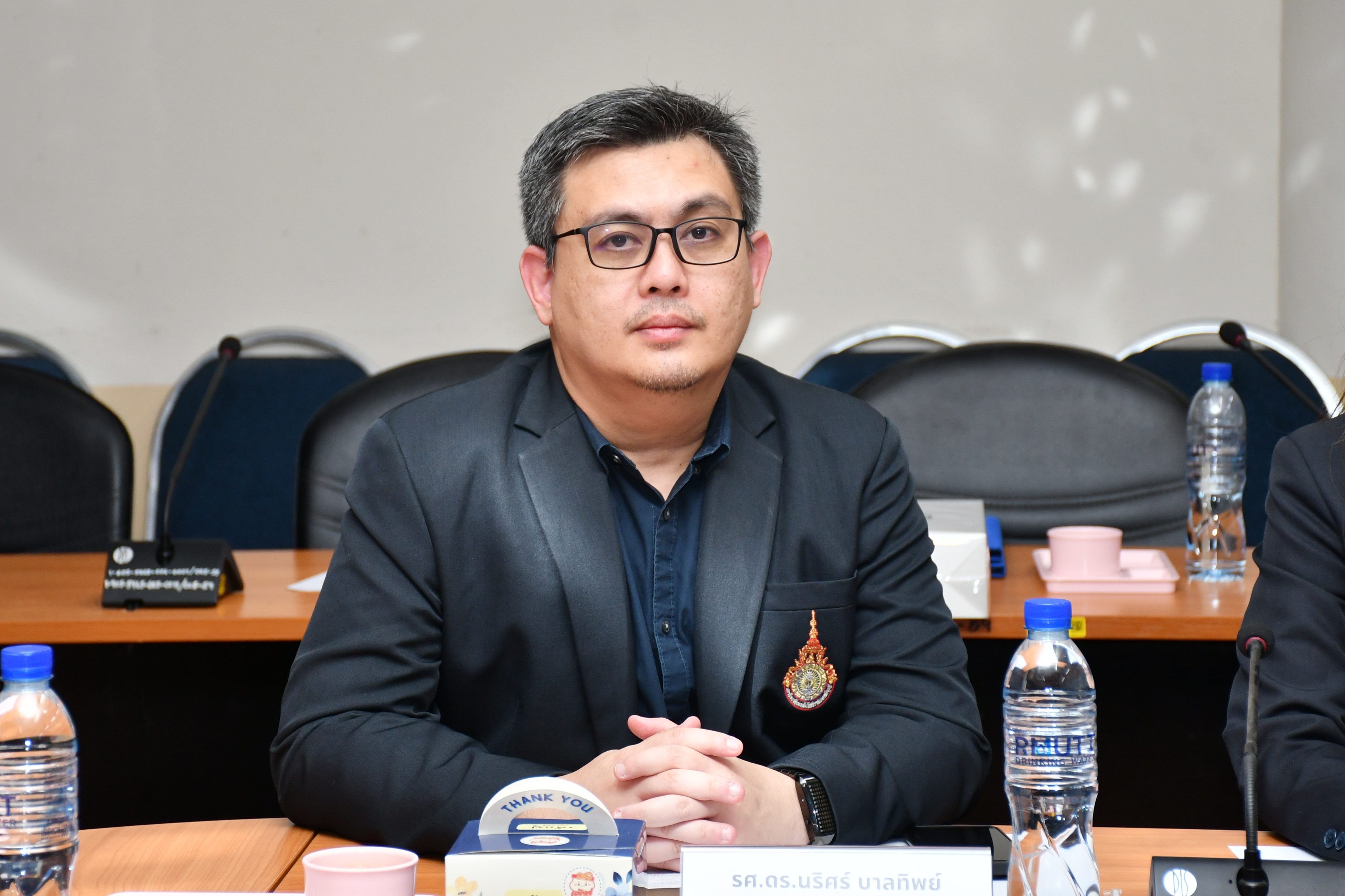 รศ.ดร.นริศ บาลทิพย์ คณบดีคณะวิทยาศาสตร์และเทคโนโลยี RMUTT ในพิธีลงนามบันทึกความเข้าใจ (MOU) ร่วมกับ ETE Group