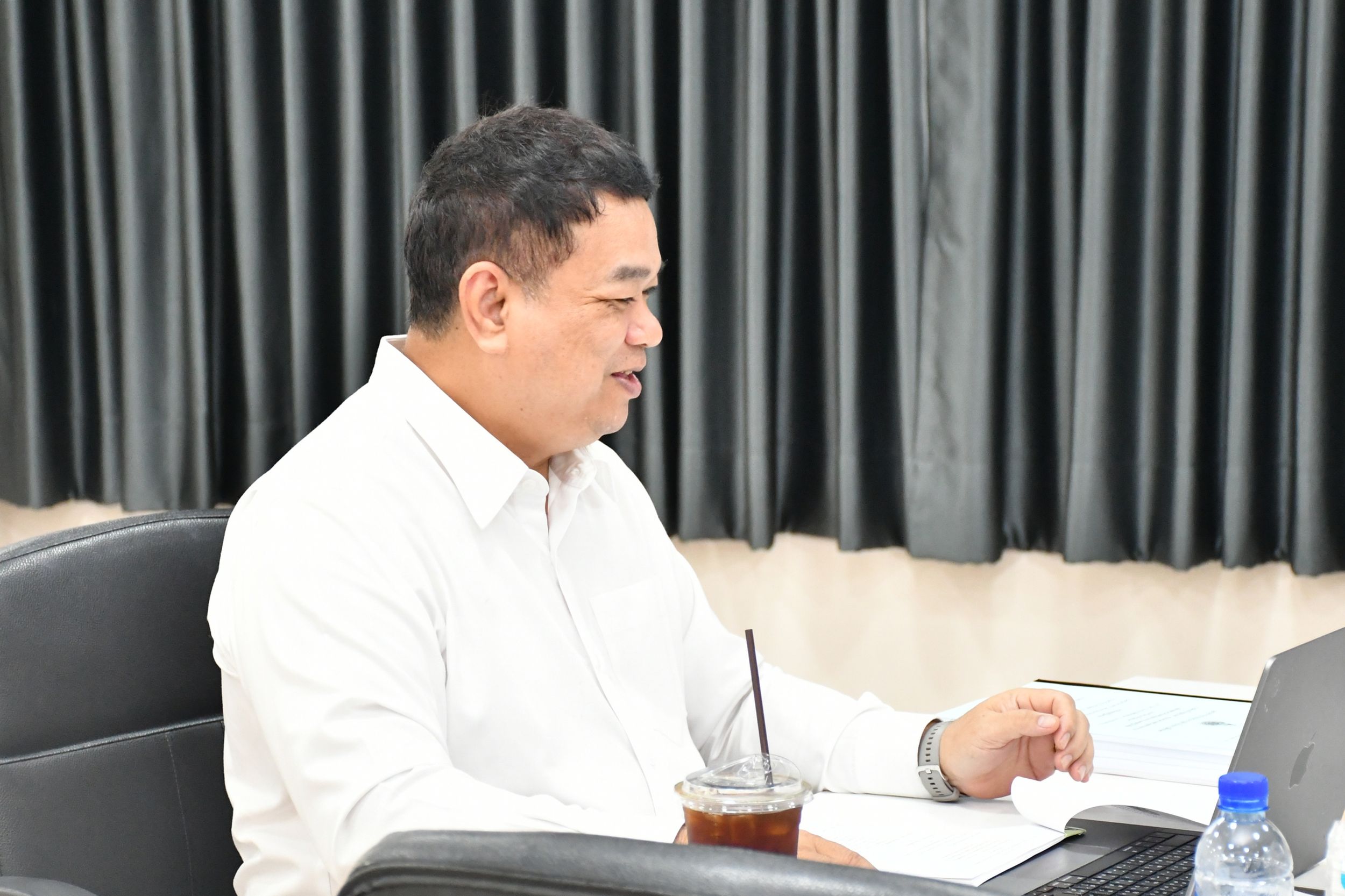 ประชุมคณะกรรมการกลั่นกรองบทคัดย่อ_03