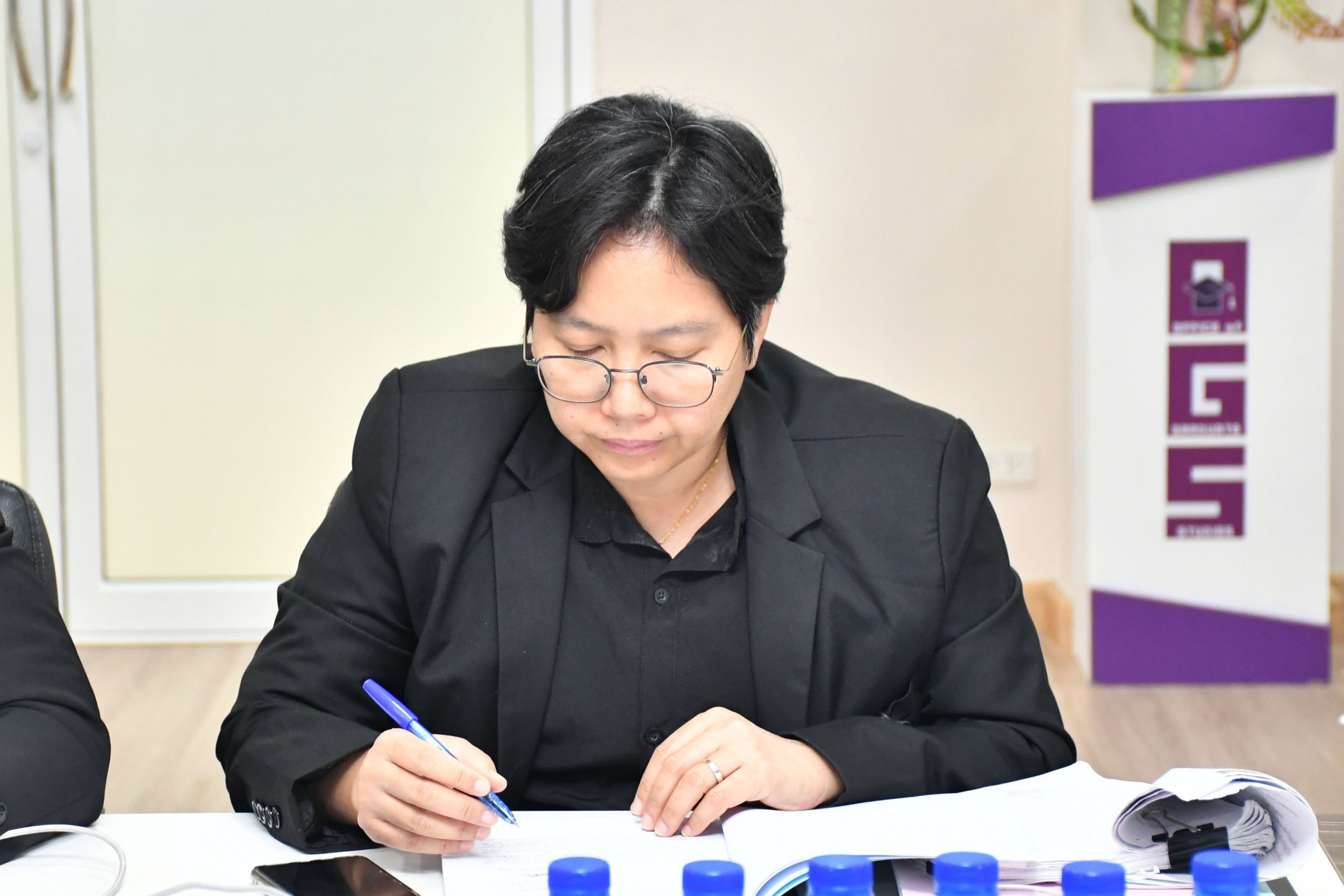 ประชุมคณะกรรมการกลั่นกรองบทคัดย่อ_05