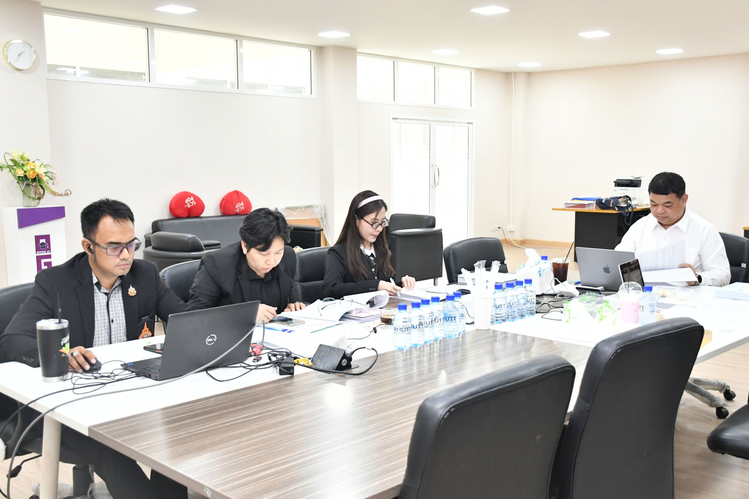 ประชุมคณะกรรมการกลั่นกรองบทคัดย่อ_07