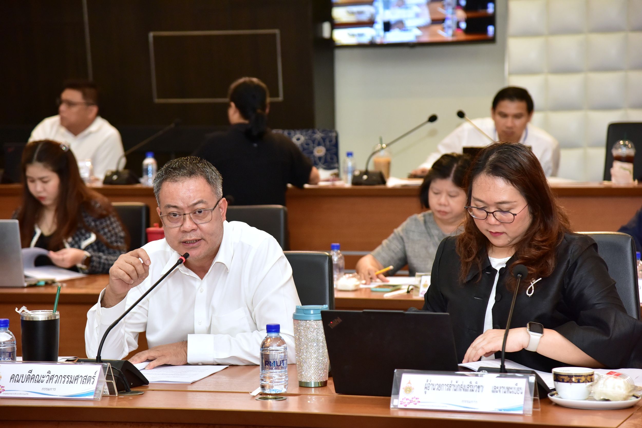 ประชุมคณะกรรมการบริหารงานวิชาการและวิจัย_08
