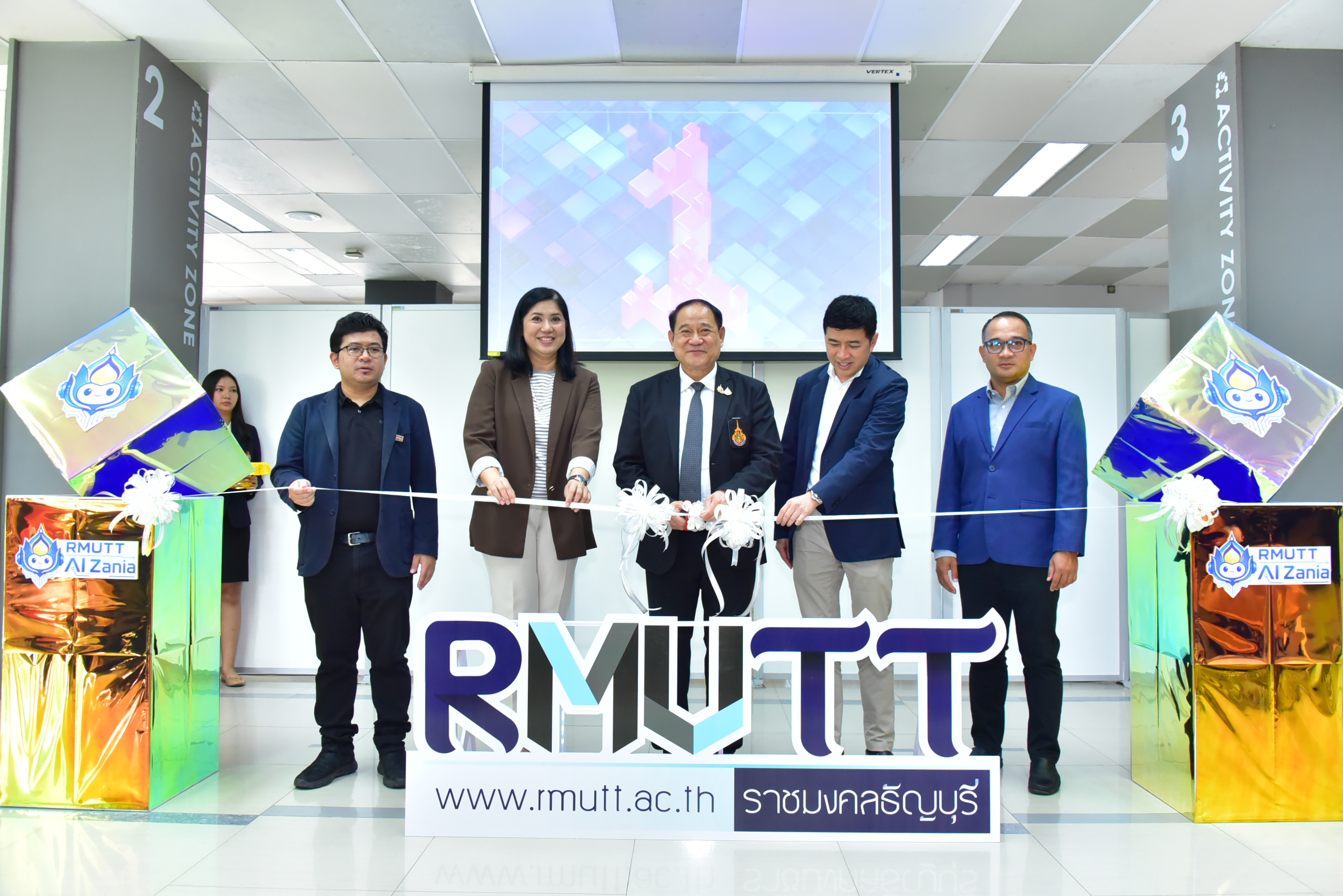 ภาพผู้บริหารร่วมการเปิดตัว “AI-Zania” ระบบปัญญาประดิษฐ์กลางของมหาวิทยาลัย