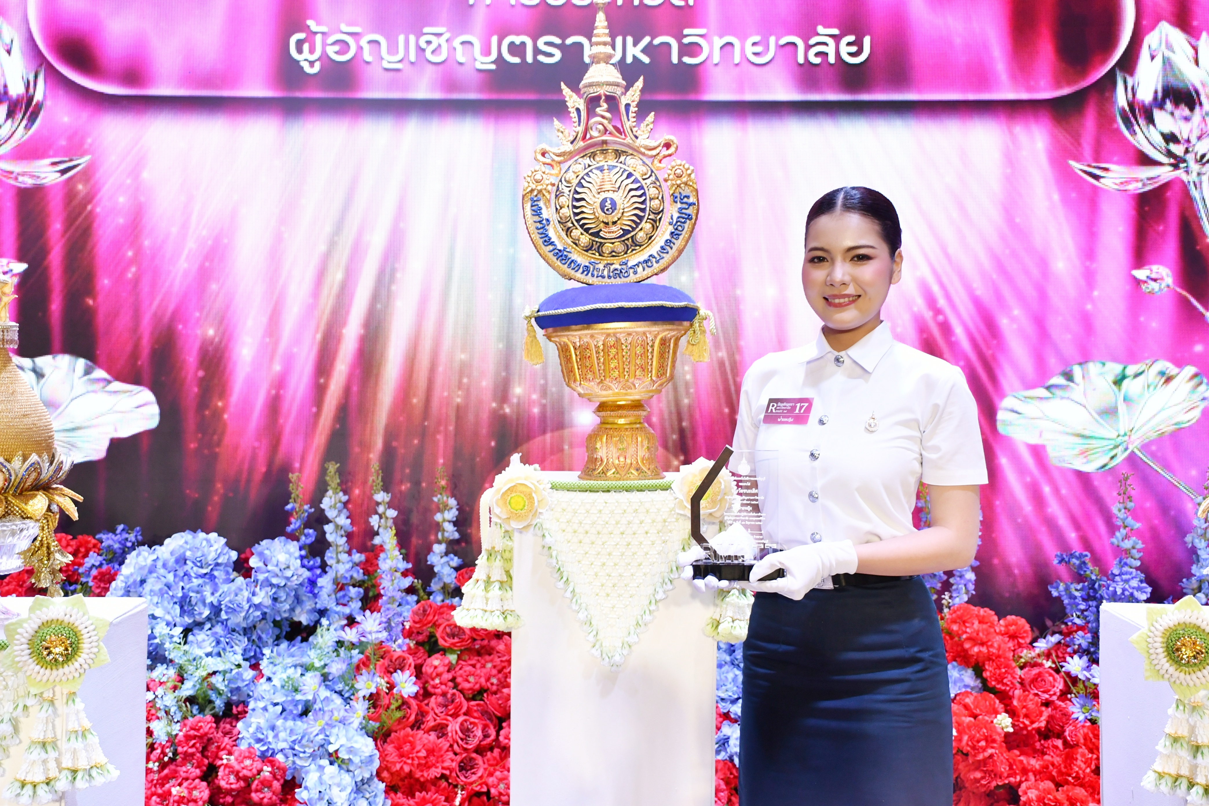 “มิ้นท์” นางสาวกชพร กอศรีสกุล จากคณะศิลปศาสตร์ รับหน้าที่ผู้อัญเชิญตรามหาวิทยาลัย