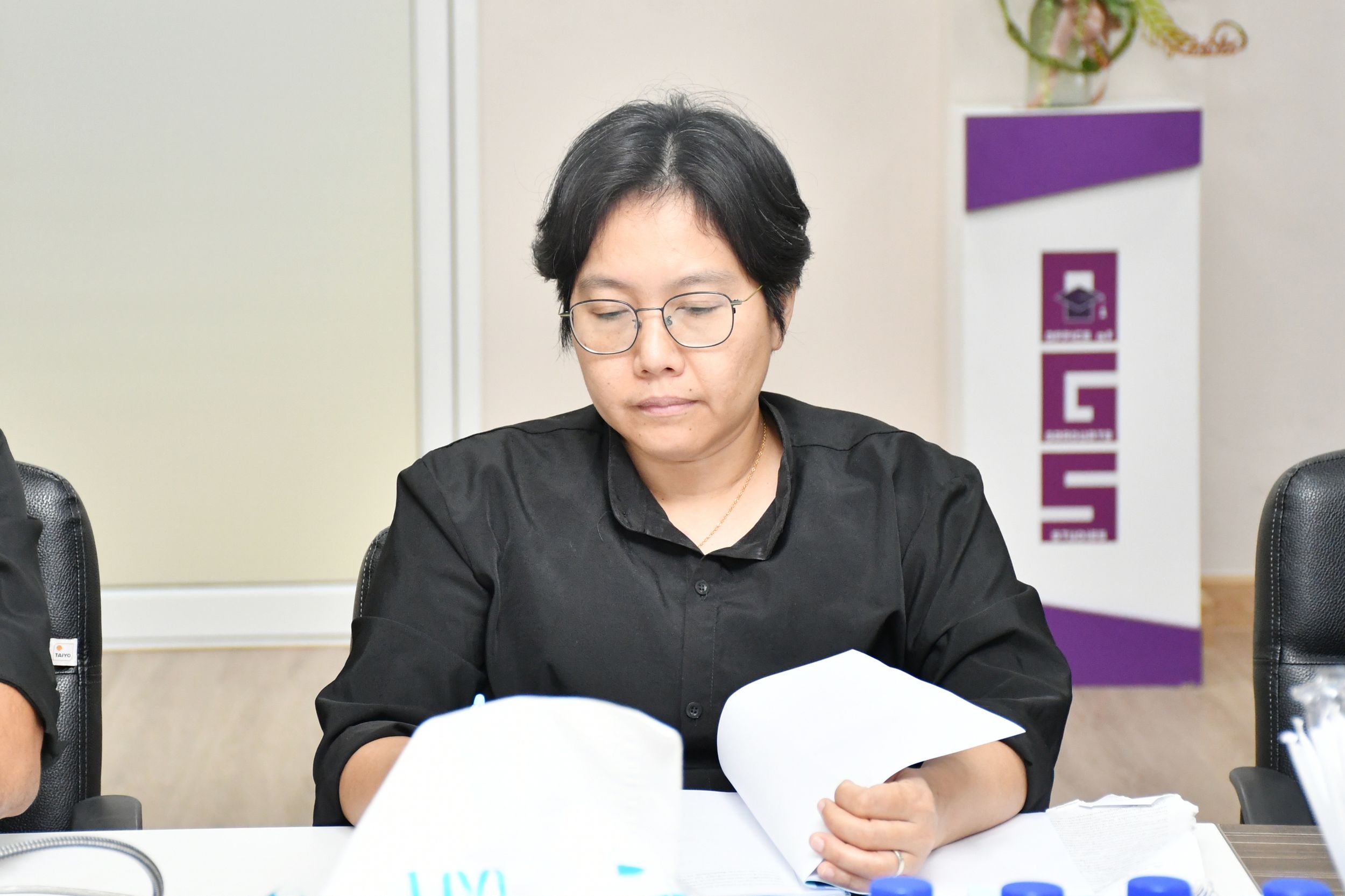 ประชุมคณะกรรมการกลั่นกรองบทคัดย่อ_04