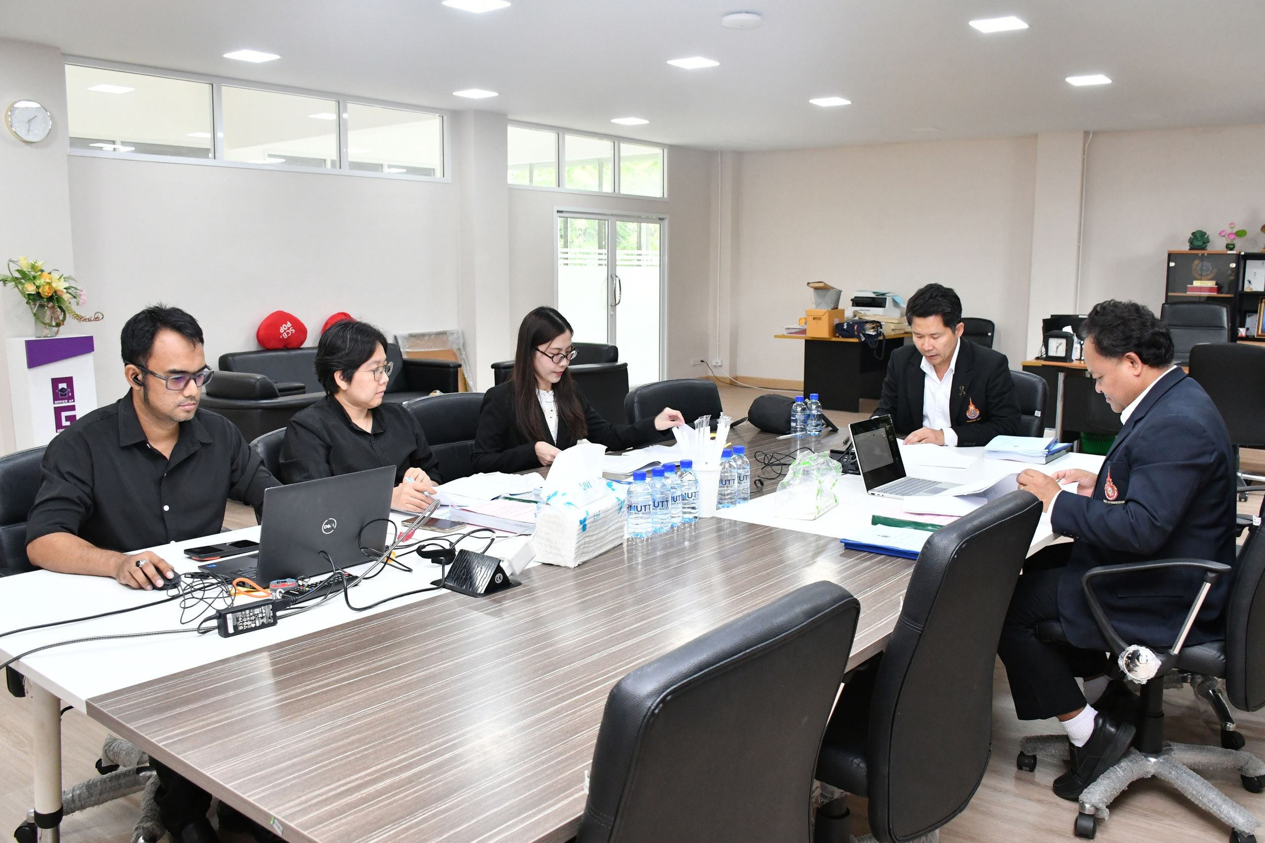 ประชุมคณะกรรมการกลั่นกรองบทคัดย่อ_07