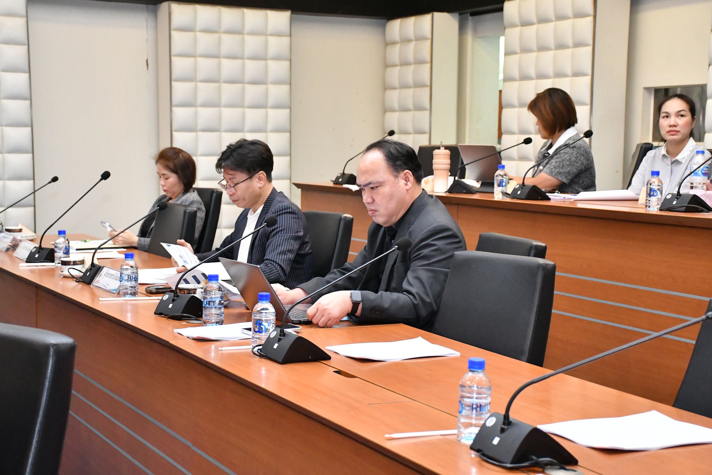 ประชุมคณะกรรมการบริหารงานวิชาการและวิจัย _15