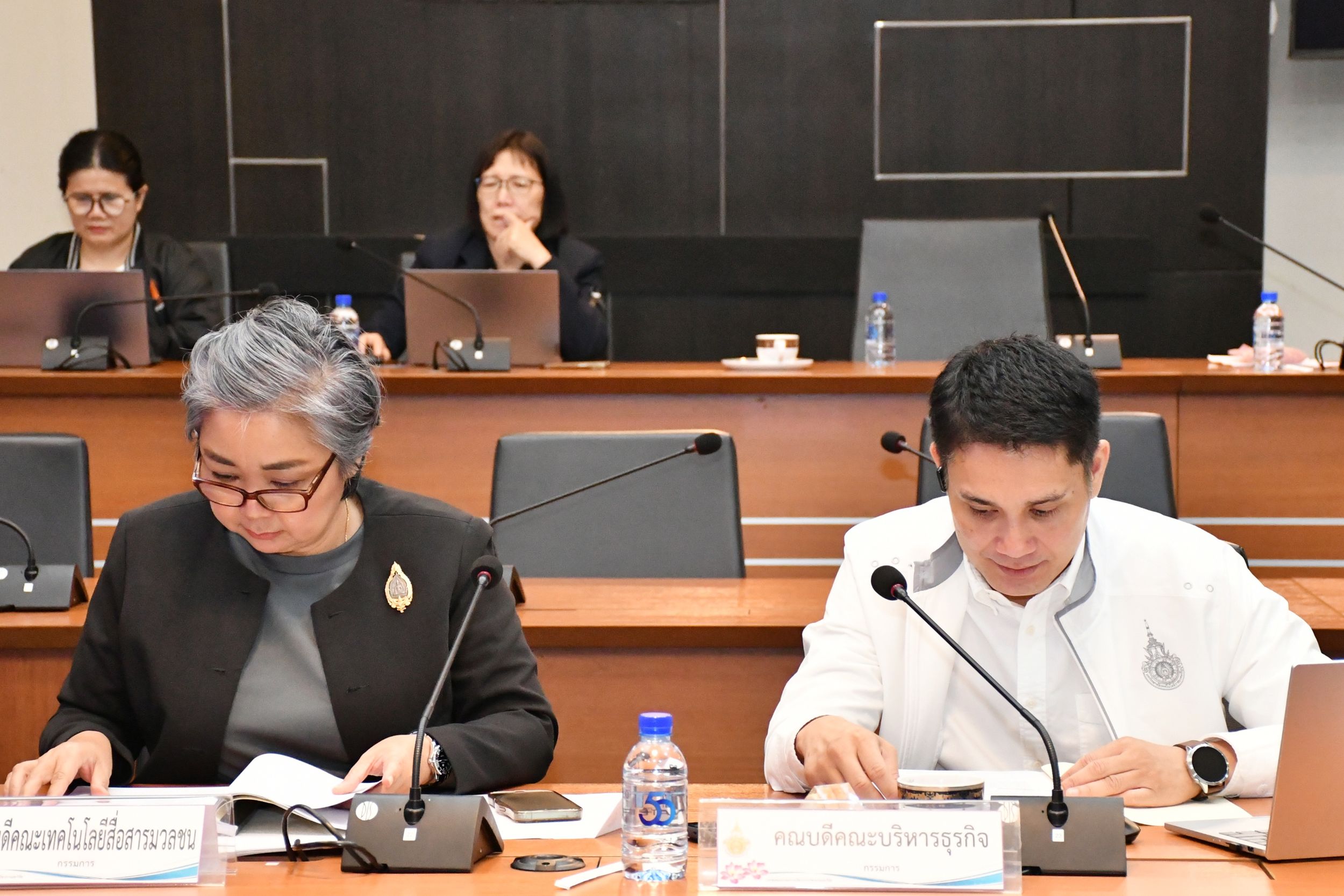 ประชุมคณะกรรมการบริหารงานวิชาการและวิจัย _16